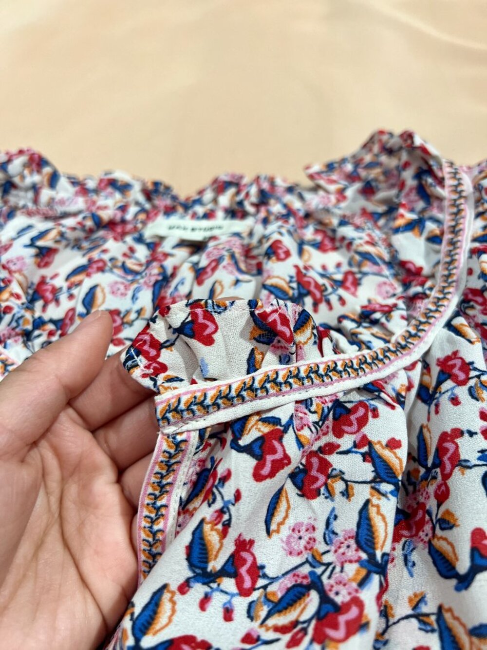Max Studio Blue Floral Flutter Sleeve Smocked Hem Blouse M Ruffle Split Neck Top - Picture 4 of 10